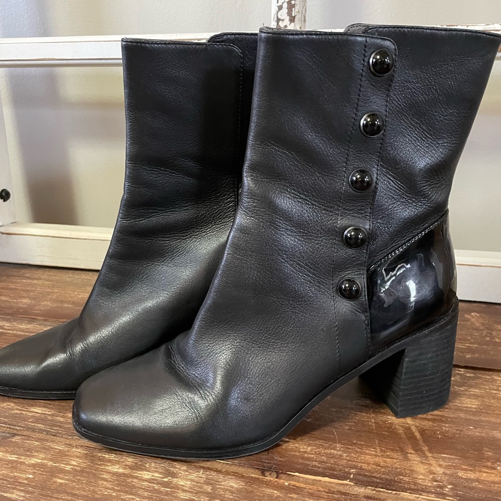 Logo heeled bootie